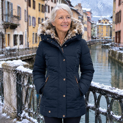 Manteau Artik Alpine Bleu Azur porté à Annecy, capuche fourrée relevée